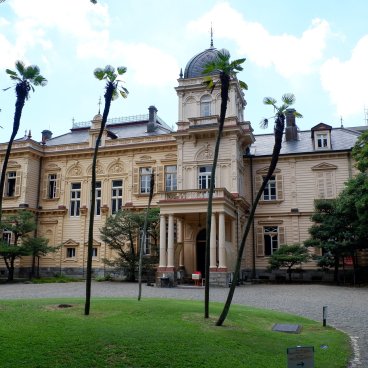 Kyu Iwasaki-tei Teien (Tokyo), vue sur la résidence occidentale et palmiers 2