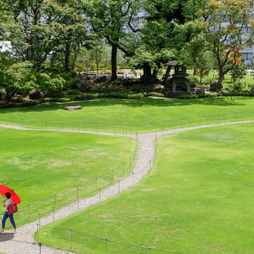 Kyu Iwasaki-tei Teien (Tokyo), vue sur le jardin de pelouses Shiba-niwa