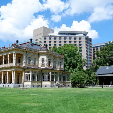 Kyu Iwasaki-tei Teien (Tokyo), vue sur la résidence occidentale et la maison de billard depuis le jardin de pelouses