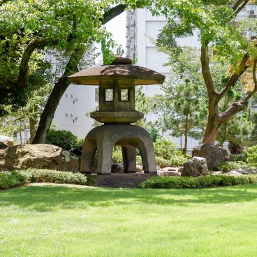 Kyu Iwasaki-tei Teien (Tokyo), jardin et lanterne japonaise traditionnelle en pierre