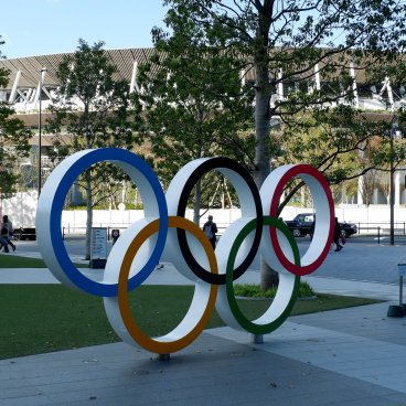 Meiji Jingu Gaien (Tokyo), anneaux olympiques en face du Stade national