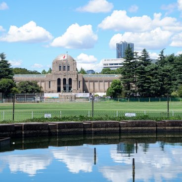 Meiji Jingu Gaien (Tokyo), lac Kakuike et bâtiment du mémorial Seitoku