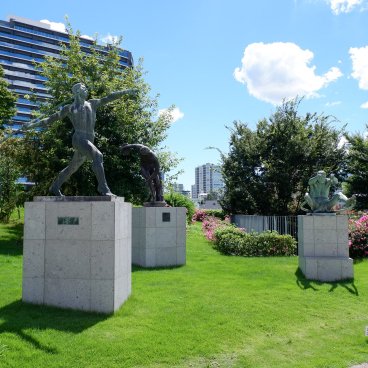 Meiji Jingu Gaien (Tokyo), statues de sports olympiques devant le Stade national
