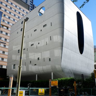 Shinjuku Ruriko-in Byakurenge-do (Tokyo), vue sur l'architecture verticale en béton du temple 2
