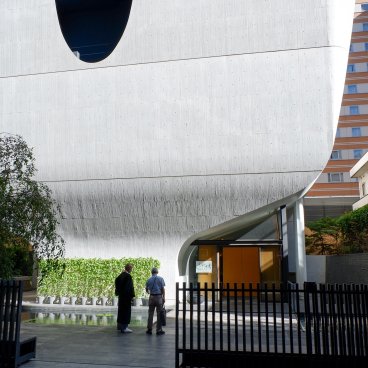 Shinjuku Ruriko-in Byakurenge-do (Tokyo), moine à l'entrée du temple bouddhiste