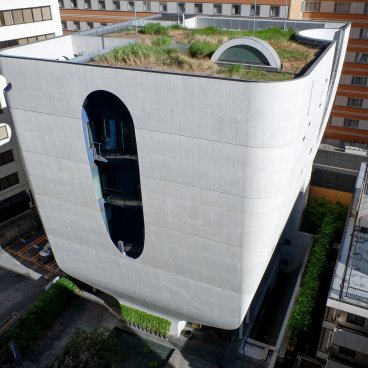 Shinjuku Ruriko-in Byakurenge-do (Tokyo), vue sur l'architecture verticale en béton du temple