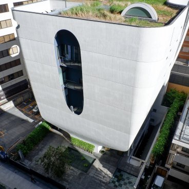 Shinjuku Ruriko-in Byakurenge-do (Tokyo), vue sur l'architecture verticale en béton du temple 3