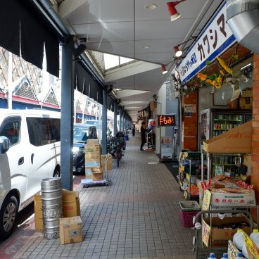 Tsukishima Monja Street (Tokyo), sous les arcades de la rue
