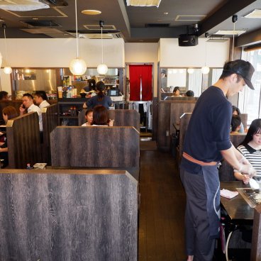 Tsukishima Monja Street (Tokyo), à l'intérieur d'un restaurant de monjayaki 2