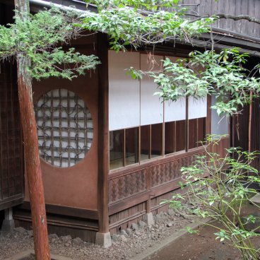 Maison traditionnelle Yoshijima (Takayama), vue sur le jardin et une fenêtre circulaire en treillis