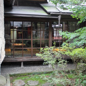 Maison traditionnelle Yoshijima (Takayama), vue sur le jardin et les bâtiments japonais