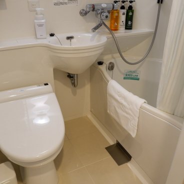 APA Hotel Hiroshima-Ekimae Ohashi, salle de bains standard avec toilettes japonaises