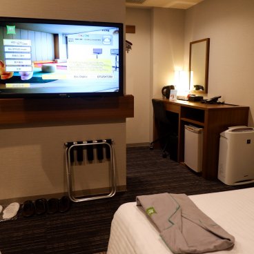 ibis Styles Kyoto Shijo, télévision et bureau de la chambre Standard avec 2 lits simples