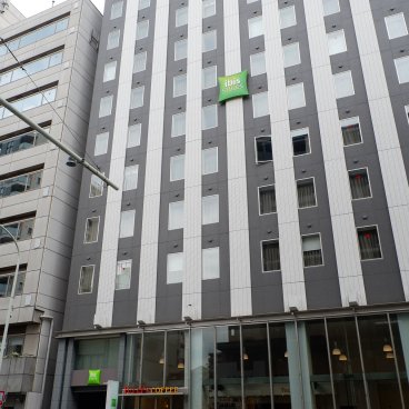 ibis Styles Kyoto Shijo, façade de l'hôtel depuis l'avenue Shijo-dori