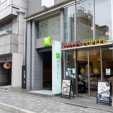 ibis Styles Kyoto Shijo, entrée de l'hôtel depuis l'avenue Shijo-dori