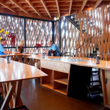 Sunny Hills (Tokyo), étage supérieur avec tables et chaises pour consommer sur place