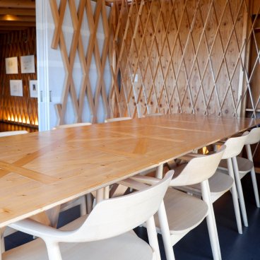 Sunny Hills (Tokyo), étage supérieur avec tables et chaises pour consommer sur place 2