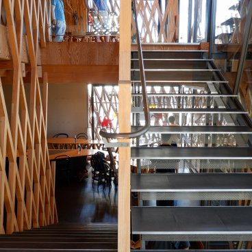 Sunny Hills (Tokyo), escalier et architecture intérieure en bois de la boutique