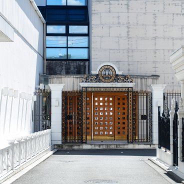 Sunny Hills (Tokyo), agence de traduction Simulingual, Inc. dans une ruelle autour de la boutique