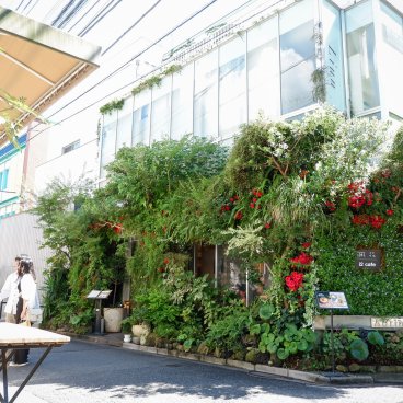 Sunny Hills (Tokyo), établissement i2 cafe dans une ruelle autour de la boutique