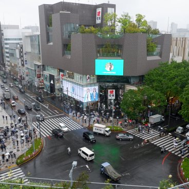 Golden Week au Japon, vue en hauteur sur le carrefour de Jingumae depuis Tokyu Plaza Harajuku (Harakado) à Tokyo