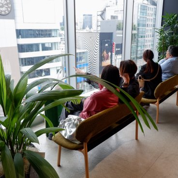 Tokyu Plaza Harajuku (Harakado), bancs avec vue sur le quartier 