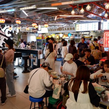 Tokyu Plaza Harajuku (Harakado), allée néo-yokocho avec Yatai et Izakaya modernes en intérieur