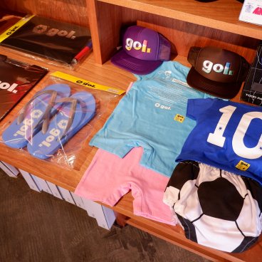 gol. STORE TSUBASA (Tokyo), étal de vêtements sportifs pour le football