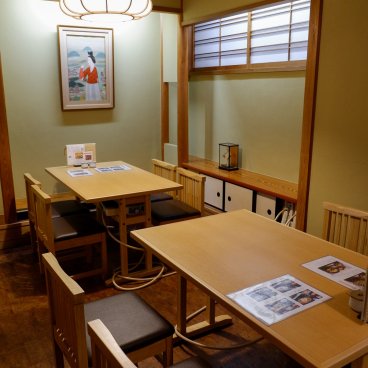 Gontaro Honten (Kyoto), espace de restauration avec chaises et table haute