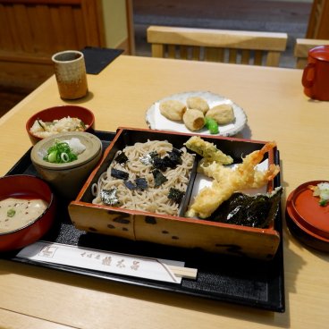 Gontaro Honten (Kyoto), menu Tenzaru Gozen avec des soba froides et tempura 