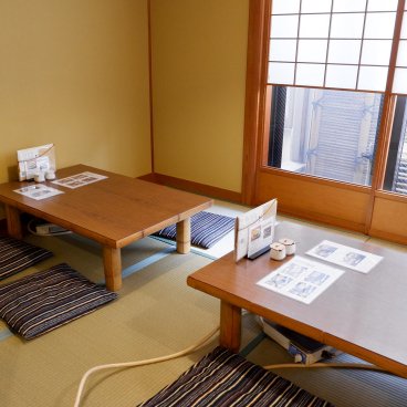 Gontaro Honten (Kyoto), espace de restauration sur tatami avec coussins et table basse
