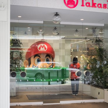 Kyoto Takashimaya, tête géante de Mario installée à l'entrée Shijo-Dori West Entrance 