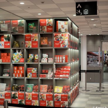 Nintendo Kyoto (Takashimaya), étagère de produits dérivés à la vente