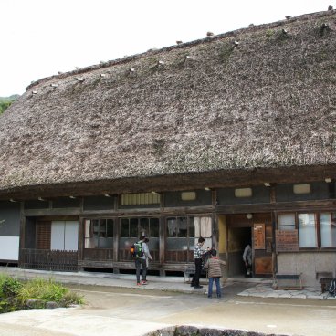 Résidence Wada (Shirakawa-go), entrée de la grande maison au toit de chaume