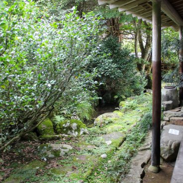 Résidence Wada (Shirakawa-go), vue sur le jardin japonais de la maison