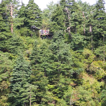 Résidence Wada (Shirakawa-go), vue sur la plateforme d'observation Shiroyama
