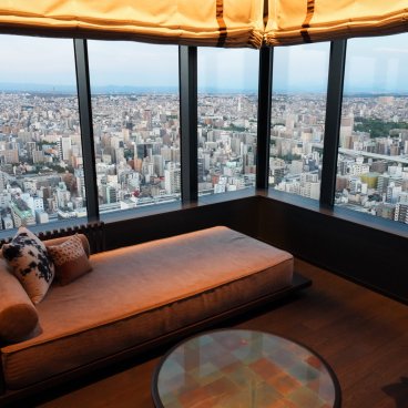 The Royal Park Hotel Iconic Nagoya, salon avec vue panoramique de la Premium Suite