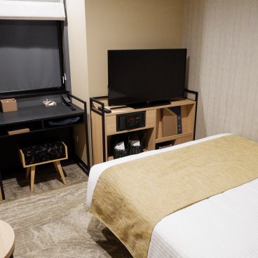 Almont Hotel Nippori (Tokyo), espace bureau et TV de la chambre Moderate Semi Double