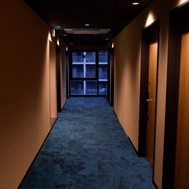 Almont Hotel Nippori (Tokyo), couloir d'accès aux chambres de l'hôtel