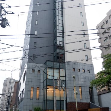 Almont Hotel Nippori (Tokyo), vue du bâtiment de l'hôtel depuis la rue