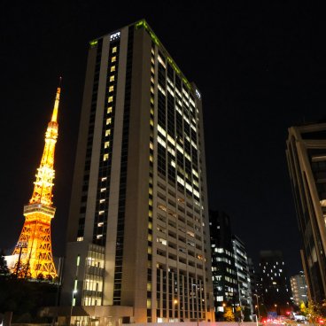 Azabudai Hills (Tokyo), vue nocturne sur la Tokyo Tower depuis le complexe