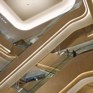Azabudai Hills (Tokyo), Escalators et design intérieur du complexe
