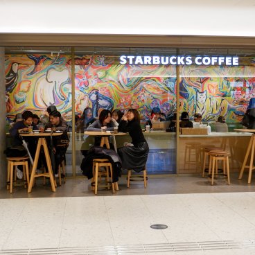 Azabudai Hills (Tokyo), café Starbucks à l'intérieur du complexe