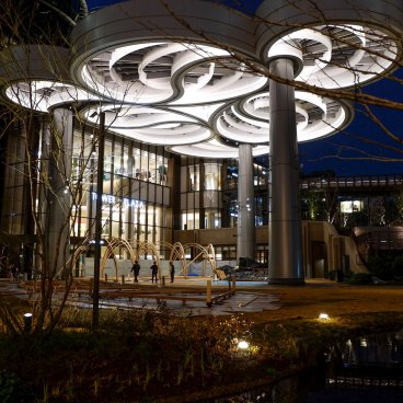 Azabudai Hills (Tokyo), œuvre The Cloud et espace vert central du complexe