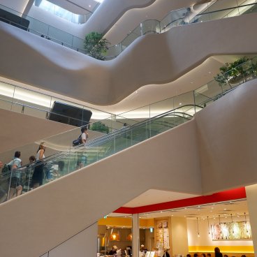 Azabudai Hills (Tokyo), Escalators et design intérieur du complexe 2