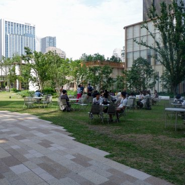 Azabudai Hills (Tokyo), terrasse et espace vert central du complexe