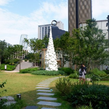 Azabudai Hills (Tokyo), œuvre Tokyo Forest Child et espace vert central du complexe