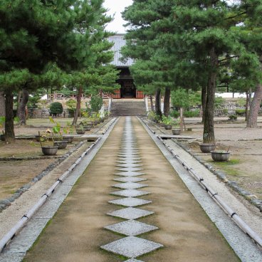 Manpuku-ji (Uji), allée Sekijo pavée en losange dans l'enceinte du temple