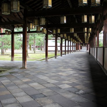 Manpuku-ji (Uji), passage couvert avec lanternes dans l'enceinte du temple