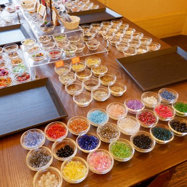 Hakone Crafthouse, choix de perles en verre et autres accessoires pour la confection de bijoux personnalisés